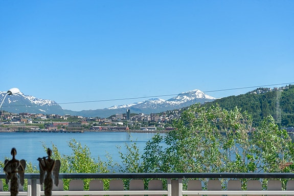 Fantastisk utsikt over til Narvik by