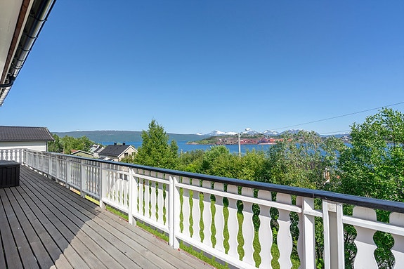 Veranda som strekker seg fra kortside til kortside - god plass til både lounge og spisegruppe