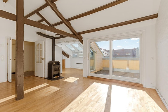 Stue med utgang til takterrasse og kjøkken med egen spiseplass, delvis adskilt fra stue.