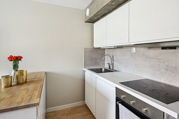 Her er det integrert kjøleskap, stekeovn, platetopp, vannstoppsystem og komfyrvakt.