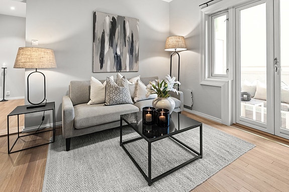 Bogstadveien 34 ligger midt i hjertet av Majorstuen, i en av Oslos mest attraktive og pulserende bydeler. Denne luftige leiligheten har fantastisk beliggenhet med kort vei til alt man trenger i hverdagen.