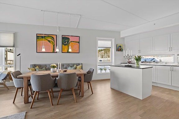 Store vinduer sikrer godt med dagslys. Det er moderne og effektiv vannbåren varme i gulv i alle oppholdsrom, foruten i baderommene og boden. Ønsket varme kan enkelt reguleres via termostat i hvert enkelt rom.