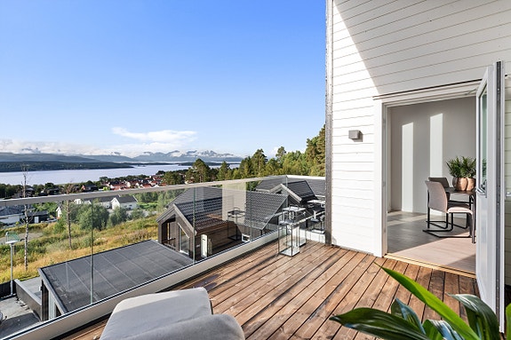 Velkommen til Halsmyrbakken 55, en lekker 4-roms selveier fra 2022 med trappefri adkomst