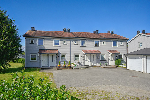 Inngangsparti (plass til flere biler på borettslagets eiendom)
