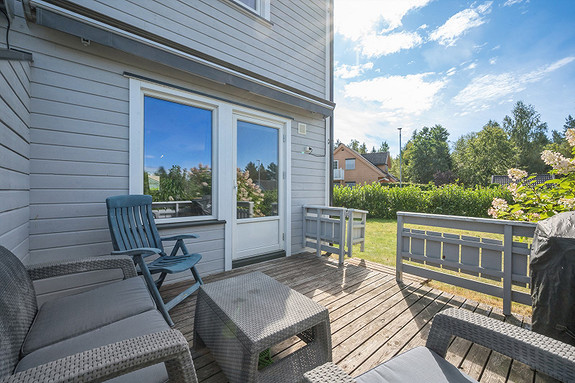 Terrasse med utgang til felles hage