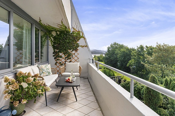 Velkommen til Digranesveien 17! En delikat oppusset 3-roms leilighet med en attraktiv og rolig beliggenhet i populære Rosenli.