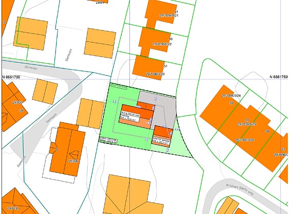 Situasjonsplan som viser tomtens plassering i forhold ti omkringliggende boliger. Et boligforslag med garasje er tegnet inn på tomten, men kjøper står fritt til å velge annen bolig eller tilpasse foreslått bolig. Tomten har byggeplikt.