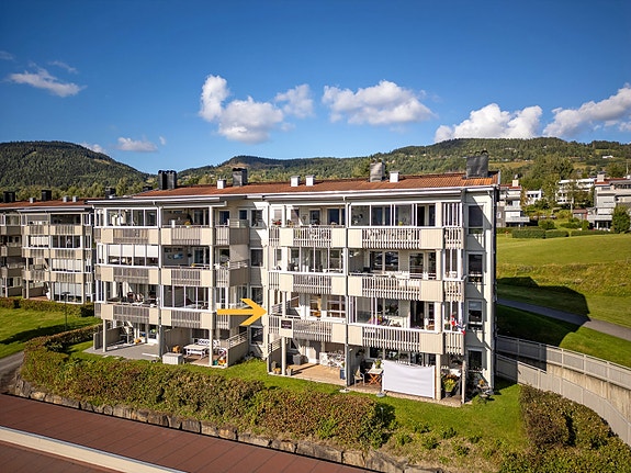 Moderne boligbygg med store terrasser og fine uteplasser - idyllisk beliggenhet i grønne omgivelser.