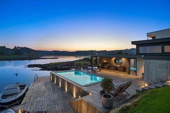 Enestående enebolig i sjøkanten med basseng, bryggeanlegg og hagestue