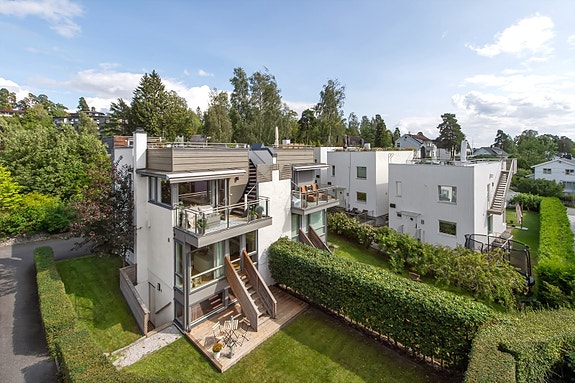 Velkommen til Bestumveien 76 D, en unik og lekker halvpart vertikaldelt tomannsbolig over tre plan.