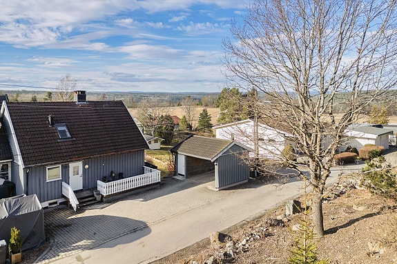 Inngangsparti, carport, samt plass til flere biler på egen gårdsplass.