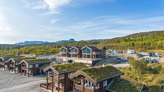 Eiendomsmegler Ida Follinglo presenterer denne nyoppførte og oppgraderte toppleiligheten med velkjente Bitihorn ruvende i bakgrunnen