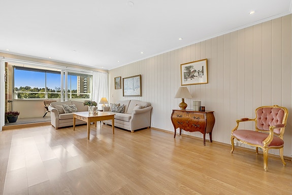 EiendomsMegler 1 v/ Jørund Ivar Volden har gleden av å presentere Håkon Herdebreis veg - En lys og romslig 3-roms andelsleilighet med parkering og 2 (!) innglassede balkonger.