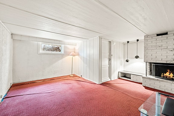 Peis plassert i kjellerstue som bidrar til en lun atmosfære.