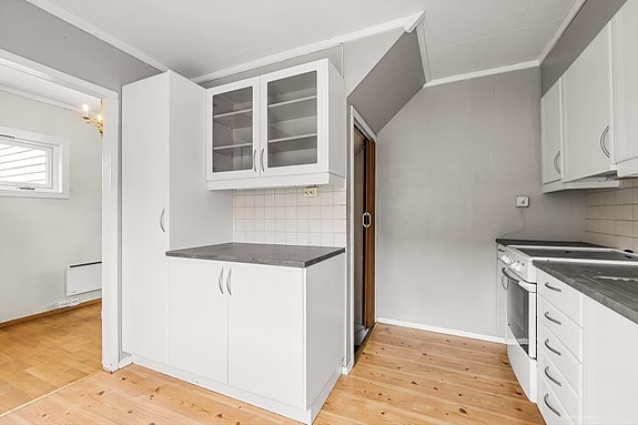 Godt med benke-, skuff- og skapplass på kjøkkenet.