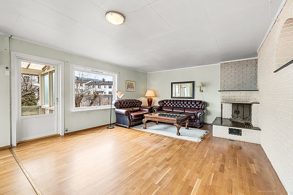 Romslig stue med god plass til møblering og spisebord.