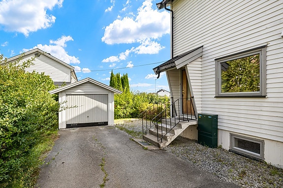 Garasje og plass til bil foran boligen