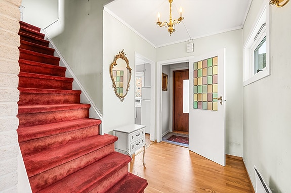 Lys entré/ hall med trapp opp til 2.etg.