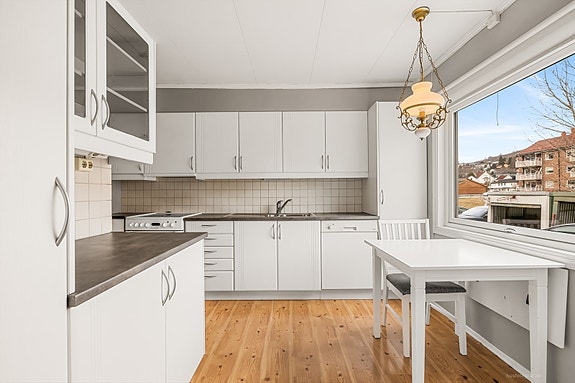 Praktisk og stilrent kjøkken med rikelig benkeplass.