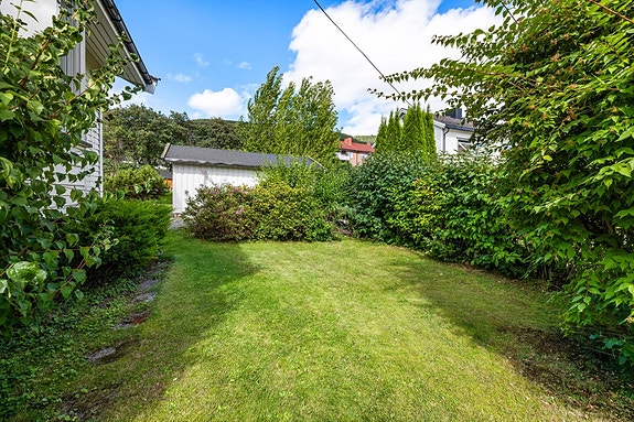 Hage også på enden av huset..