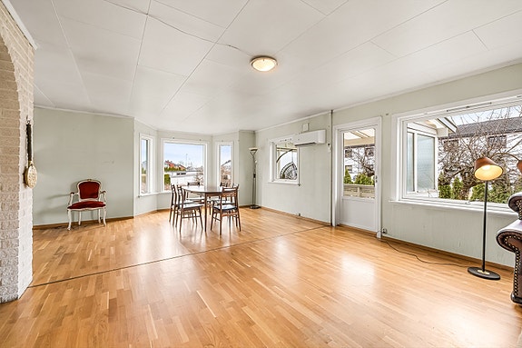 Store vindusflater som gir godt med naturlig lys.