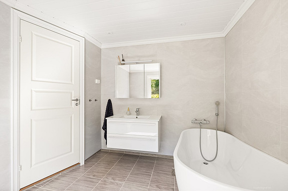 Badet er moderne og av god størrelse