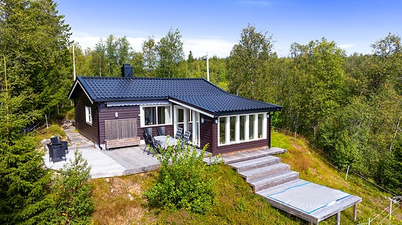 PrivatMegleren har gleden av å presentere Kråmvikvegen 113 - Idyllisk hytteeiendom med svært usjenert beliggenhet!