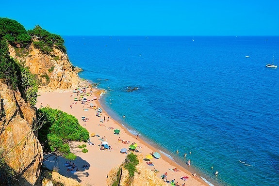 KUN 1 IGJEN! Nær strand | Moderne leilighet med 3 soverom | Flotte fellesområder | Parkering og bod