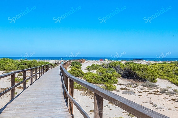 KUN 1 IGJEN! Nær strand | Moderne leilighet med 3 soverom | Flotte fellesområder | Parkering og bod