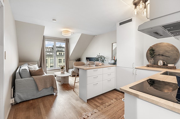 Delikat 2-roms leilighet med sentral beliggenhet og alle vinduersflater vender ut mot rolig bakgård.