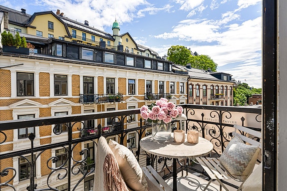 Lars Jakob Aarak v/Privatmegleren Park har gleden av å presentere denne rålekre leiligheten med meget høy standard og nydelige detaljer som det sjeldent finnes av sentralt på Frogner.