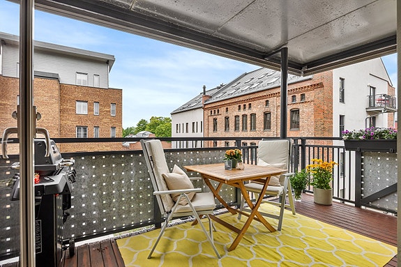 Velkommen til Ivan Bjørndals gate 12! Dette er en attraktiv og innbydende 3-roms selveier i 3. etasje, beliggende på Lilleborg like ved Akerselva.