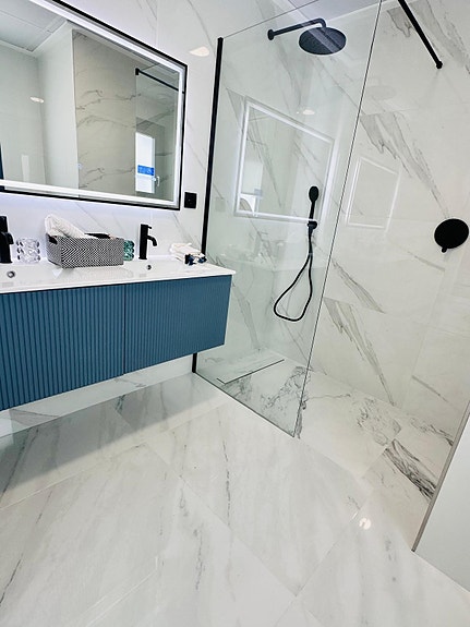 Villa med 3 soverom, privat basseng og solrik takterrasse - A/C og møblert!