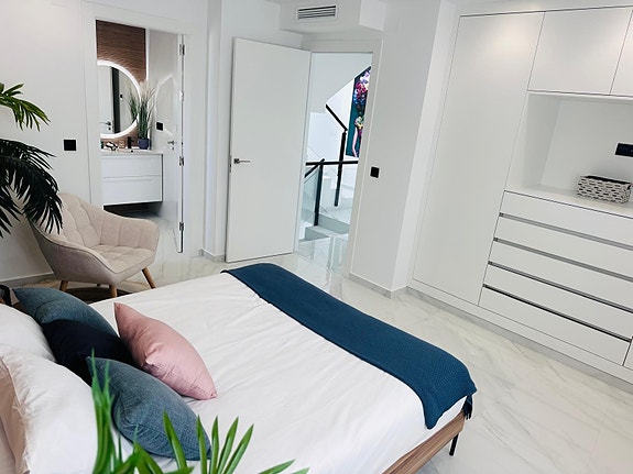 Villa med 3 soverom, privat basseng og solrik takterrasse - A/C og møblert!