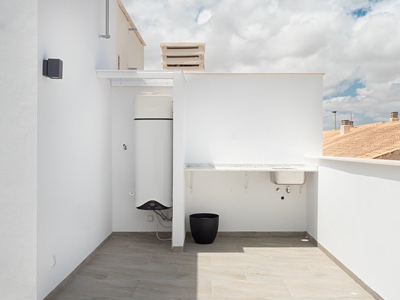 Villa med 3 soverom, privat basseng og solrik takterrasse - A/C og møblert!