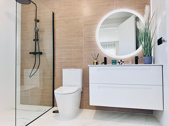 Villa med 3 soverom, privat basseng og solrik takterrasse - A/C og møblert!