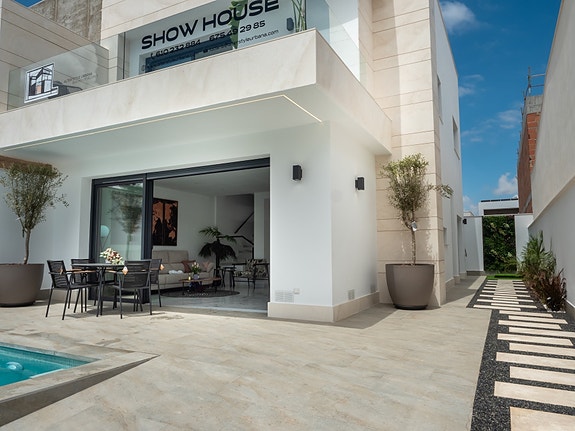 Villa med 3 soverom, privat basseng og solrik takterrasse - A/C og møblert!