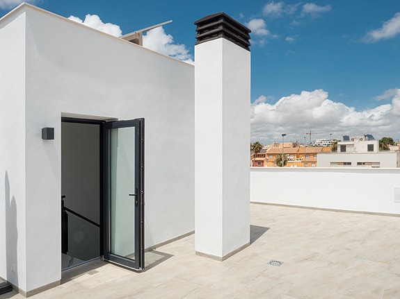 Villa med 3 soverom, privat basseng og solrik takterrasse - A/C og møblert!