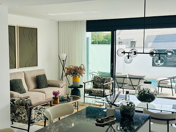 Villa med 3 soverom, privat basseng og solrik takterrasse - A/C og møblert!