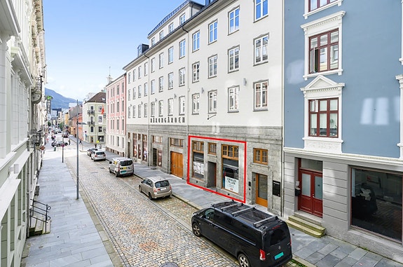 Velkommen til Håkonsgaten 27 presentert av Stephane B. Trotta. i EiendomsMegler1 Næringseiendom.
Det ledige lokalet er markert med rød ramme.