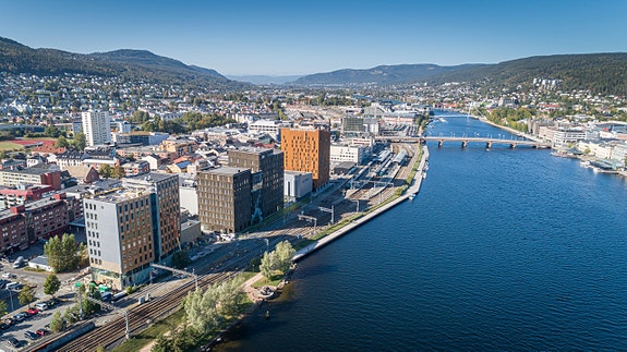 DBC - Drammen stasjon Business Center ligger langs elvebredden på Strømsø. Rett ved jernbanestasjonen.