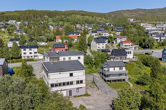 Drone av eiendommene.
Nylig tatt energiattest av begge eiendommene.