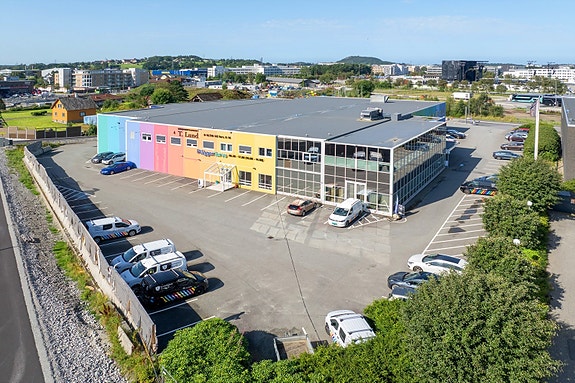 Lyst, moderne næringsbygg med god parkeringsplass. Sentral beliggenhet med kort vei til butikker og offentlig transport.