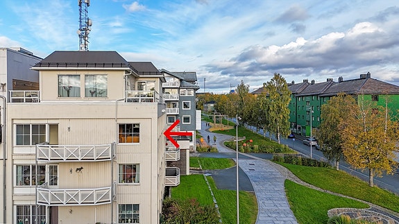 Bebyggelsen består av et leilighetsbygg opprinnelig fra 1962 ombygd i 2002, og spenner seg over 4 etasjer.
