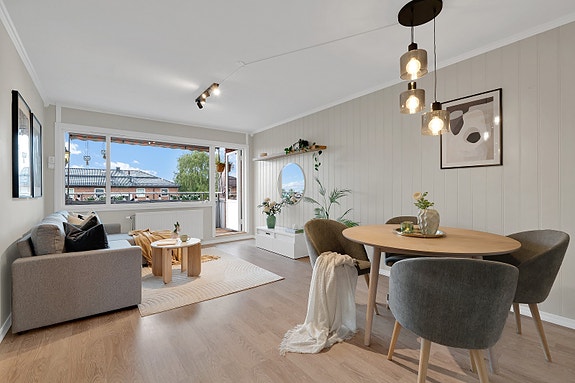 Kateryna Sigurjonsson har gleden av å presentere Nordalveien 77 - Usjenert og lys 4-roms leilighet med en gjennomgående planløsning og attraktiv beliggenhet på Bjerke/Vollebekk rett ved Bjerkedalen park.