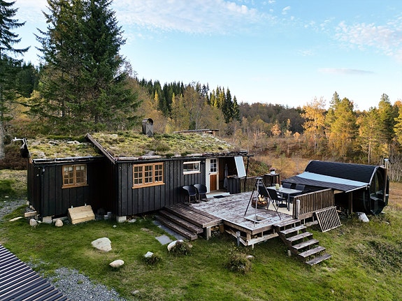 Hytte og tønnebadstue med romslig veranda med fabelaktig utsikt.