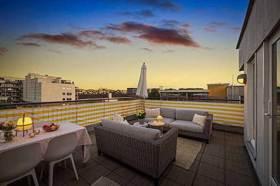 Velkommen til denne lekre topp og endeleiligheten i Kanonhallveien 60A!