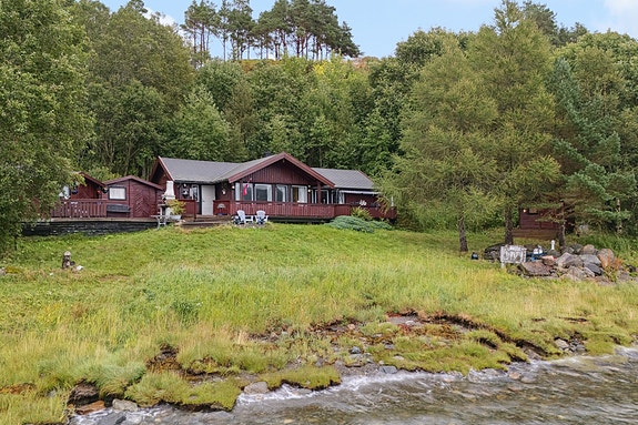 Velkommen til Selnesveien 173. Fantastisk beliggenhet helt nede ved sjøkanten og skjermet for innsyn.