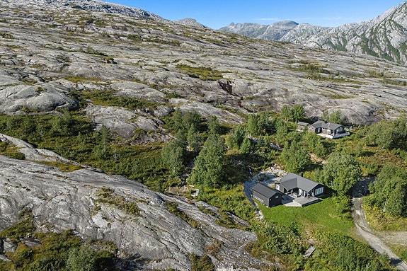 DNB Eiendom V/ Finn Hugo Amundsen har gleden av presentere en unik hyttetomt på Flostrand