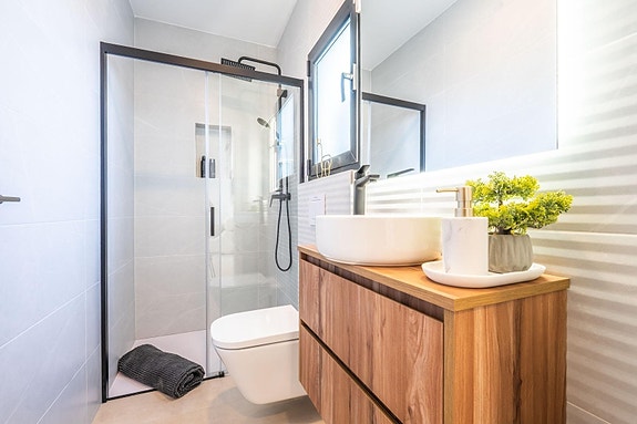 Råflott villa med basseng og unikt design - moderne luksus med 3 soverom og 3 bad, stor terrasse og hage